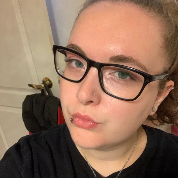 Profile Picture of Zoey Sinclair (@zoey1134) on Poshmark