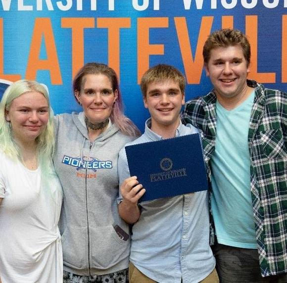 Profile Picture of Laura Czarniecki (@froggy01) on Poshmark