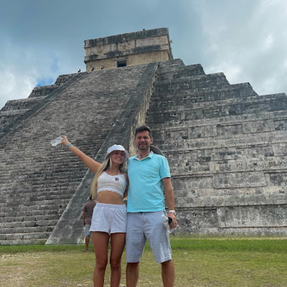 Profile Picture of Emilia Wrazen (@emiliawrazen5) on Poshmark