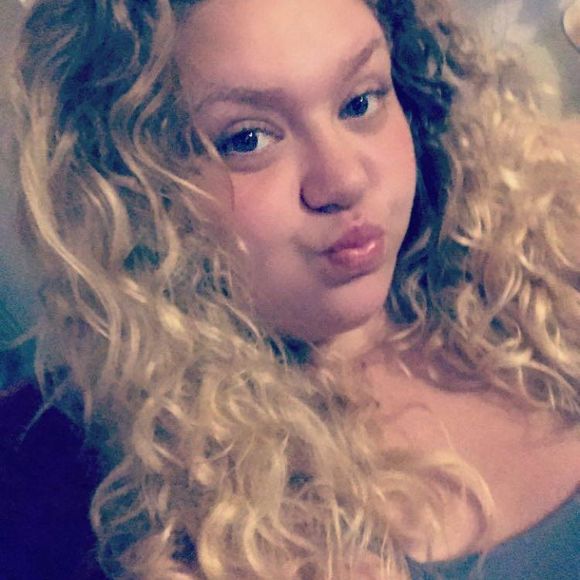 Profile Picture of Leah Laughlin (@leahloc) on Poshmark