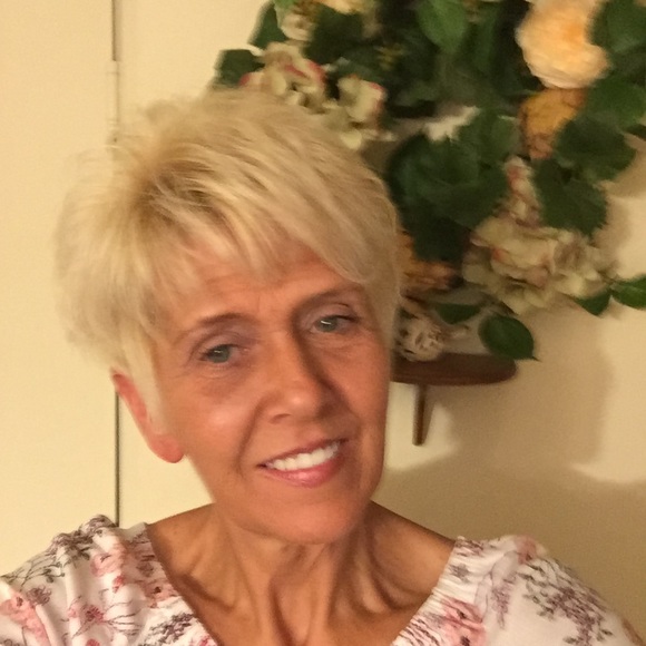Profile Picture of Robin Snell (@julygal62) on Poshmark