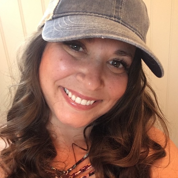 Profile Picture of Natalie Roylance (@natalieroylance) on Poshmark