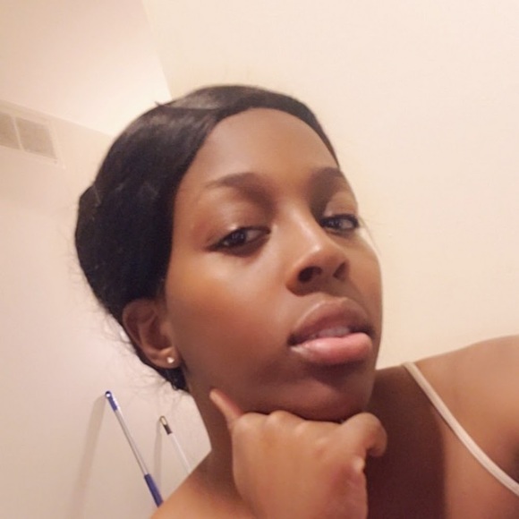 Profile Picture of Danielle Dumas (@danielledumas94) on Poshmark