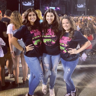 Profile Picture of Jaclyn & Marcella (@cityofthefeels) on Twitter