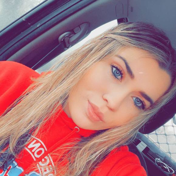 Profile Picture of Lizzie Steuart (@easygreenlizzie) on Poshmark
