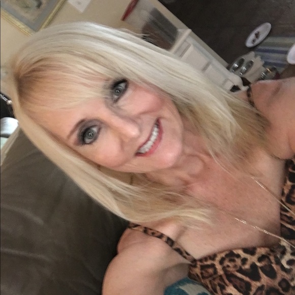 Profile Picture of Linda Emery (@energydyz) on Poshmark
