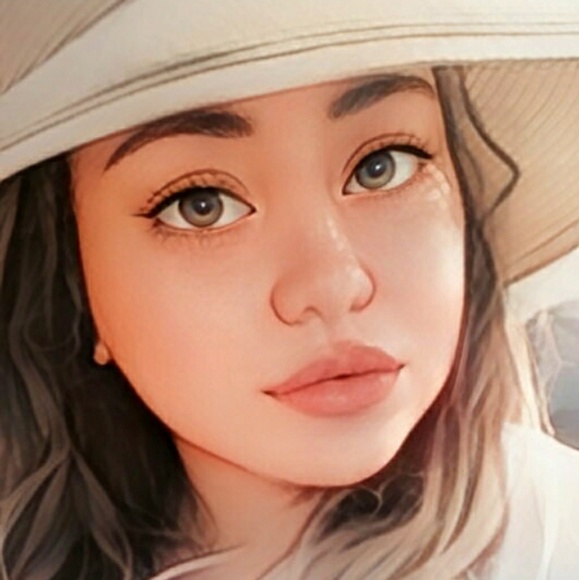 Profile Picture of Nicole Colvett (@ncolvett) on Poshmark