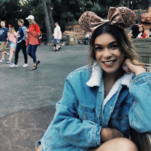 Profile Picture of Vanessa Arriola (@vanesaarriola) on Poshmark