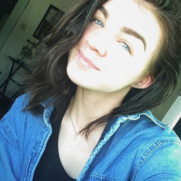 Profile Picture of Katherine Quinn (@kathetinegquinn) on Poshmark