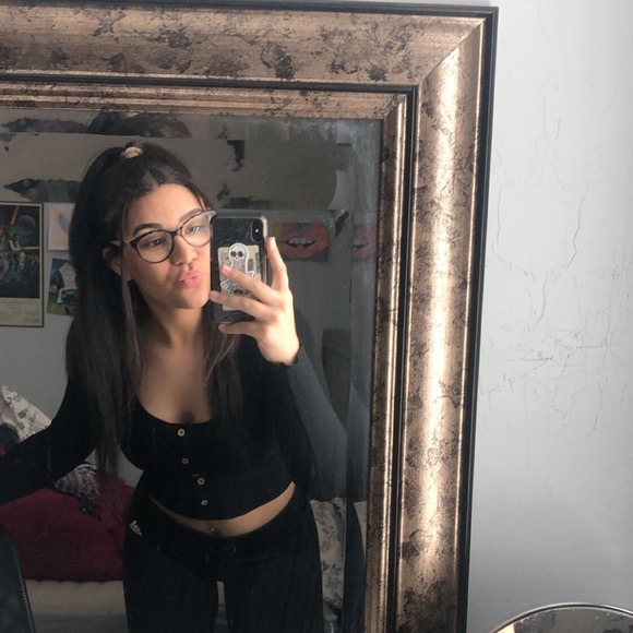 Profile Picture of Zoei Sinclair (@zoei_sinclair) on Poshmark