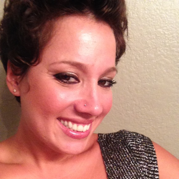 Profile Picture of Rebekah Rehrmann (@dinow80) on Poshmark