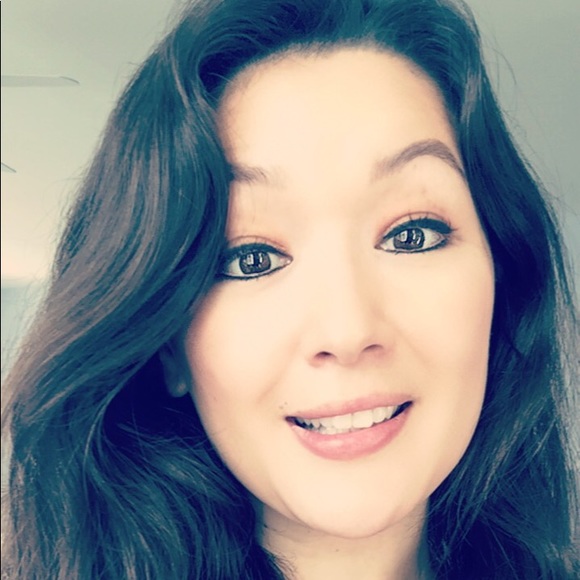 Profile Picture of Erin Broege (@ebroege) on Poshmark