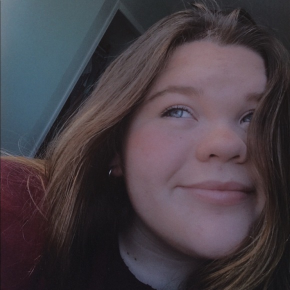 Profile Picture of Emma Hahn (@emmalotte307) on Poshmark