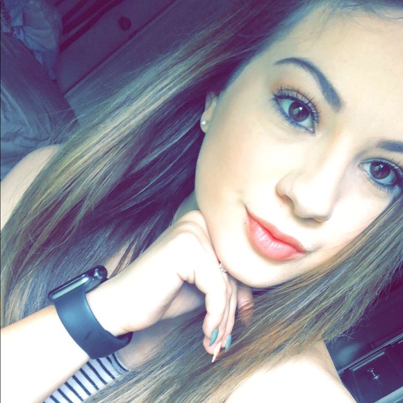 Profile Picture of Nora Gonzalez (@noraiselaaa) on Poshmark