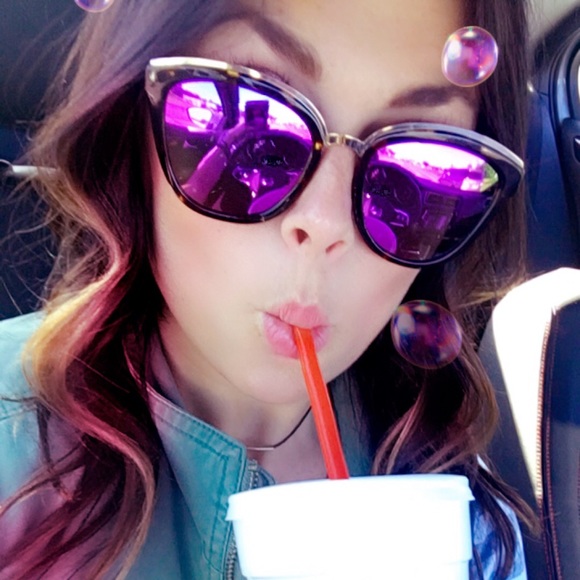 Profile Picture of Miranda Rowe (@rowemk) on Poshmark