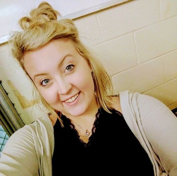 Profile Picture of Ariel Waller (@awaller4299) on Poshmark