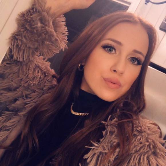 Profile Picture of Valerie Panariello (@valz123) on Poshmark