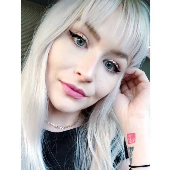 Profile Picture of Elizabeth Cancelleri wanthong (@elizabethxchin) on Poshmark