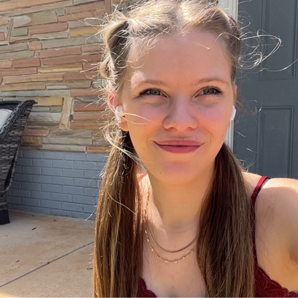 Profile Picture of Lilly Borntrager (@lillyborntrager) on Poshmark