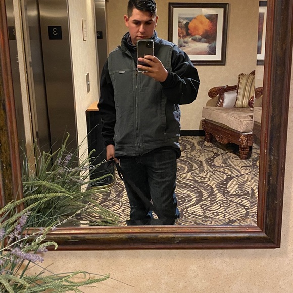 Profile Picture of Matthew Cordova (@matthewcordo355) on Poshmark