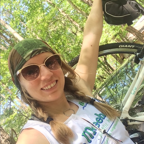 Profile Picture of Laura Glazebrook (@lglazedpt) on Poshmark