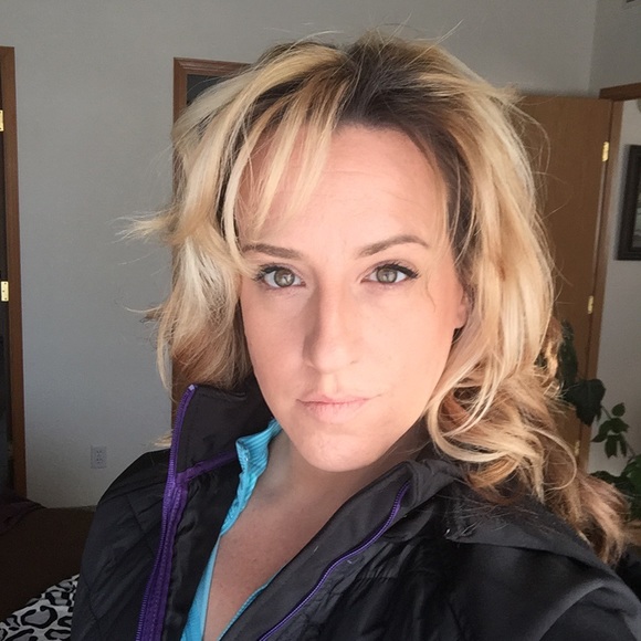 Profile Picture of Aimee Weaver (@ritapita16) on Poshmark
