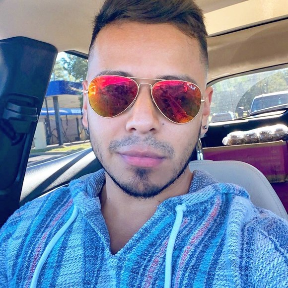 Profile Picture of David Comparan (@comparandavid) on Poshmark