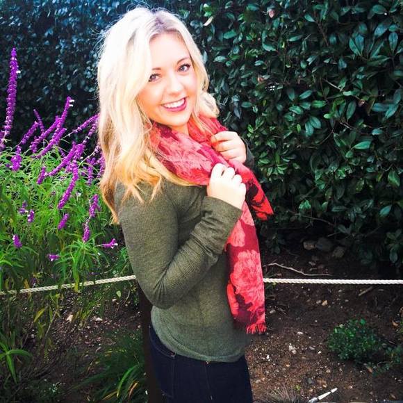 Profile Picture of Amanda Wilkening (@moda7077) on Poshmark