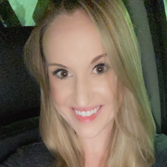 Profile Picture of Samantha Lantz (@samantha_lantz) on Poshmark