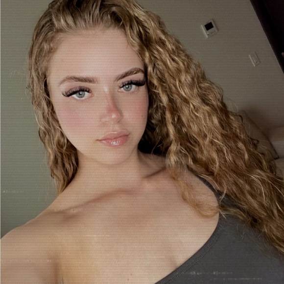 Profile Picture of Calyssa Joice (@calyssajoiceee) on Poshmark