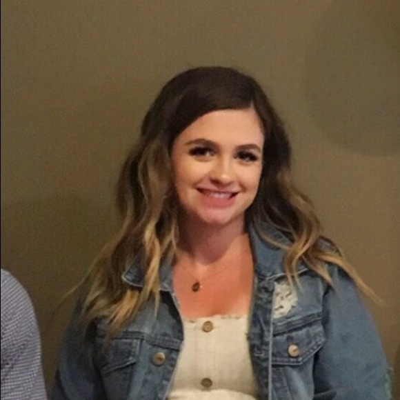 Profile Picture of Chloe Conrad (@chloewise3) on Poshmark