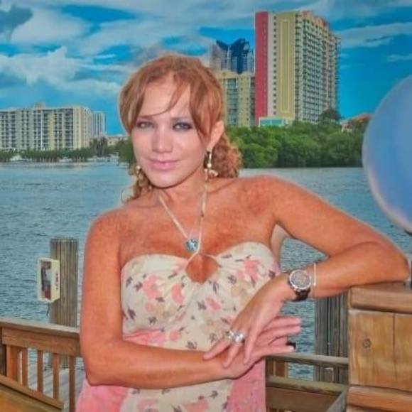 Profile Picture of Ceci Maves (@shoshana23) on Poshmark