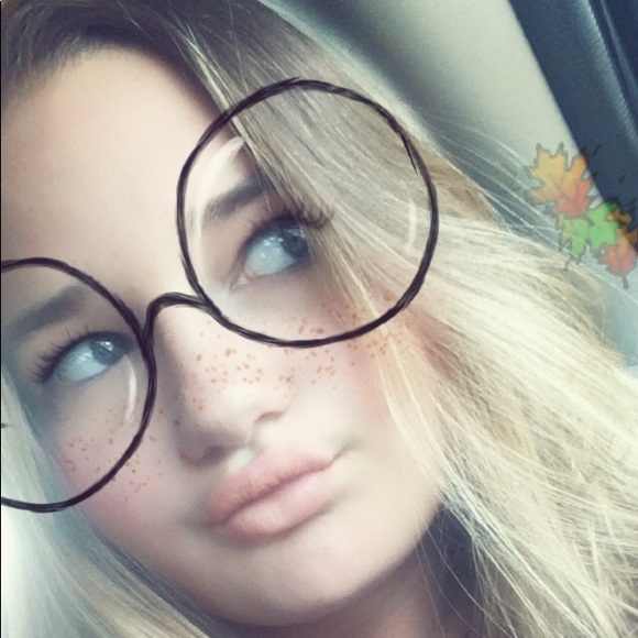 Profile Picture of Brookelyn Leager (@brookelynleager) on Poshmark