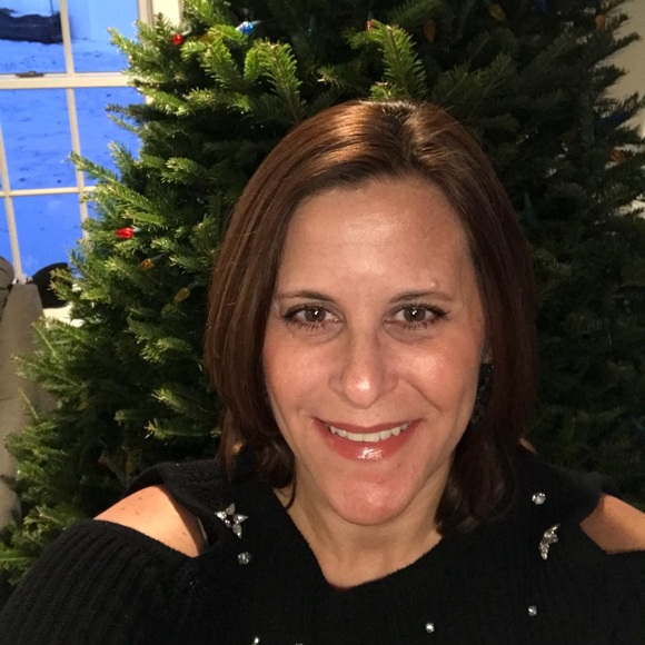 Profile Picture of Susan Dainis (@sdainis) on Poshmark