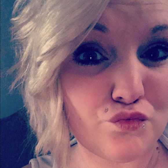 Profile Picture of Amber Feierstein (@alf38) on Poshmark