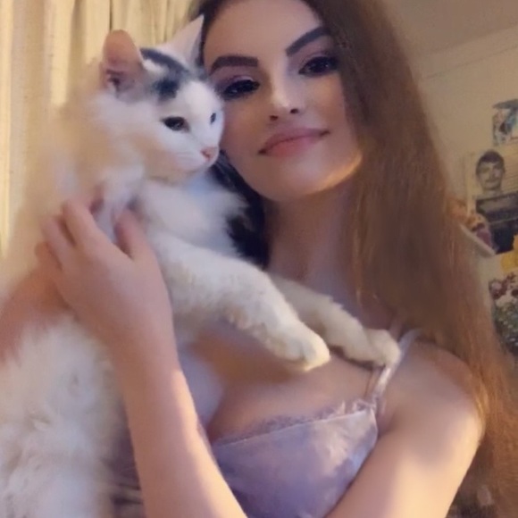 Profile Picture of Carly Murray (@yasqueen921) on Poshmark