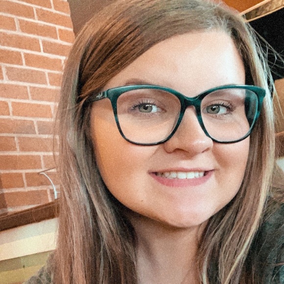 Profile Picture of Abigail Honzell (@abigaill_gracee) on Poshmark