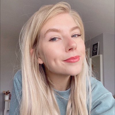 Profile Picture of Ellie (@suitroses) on Twitter