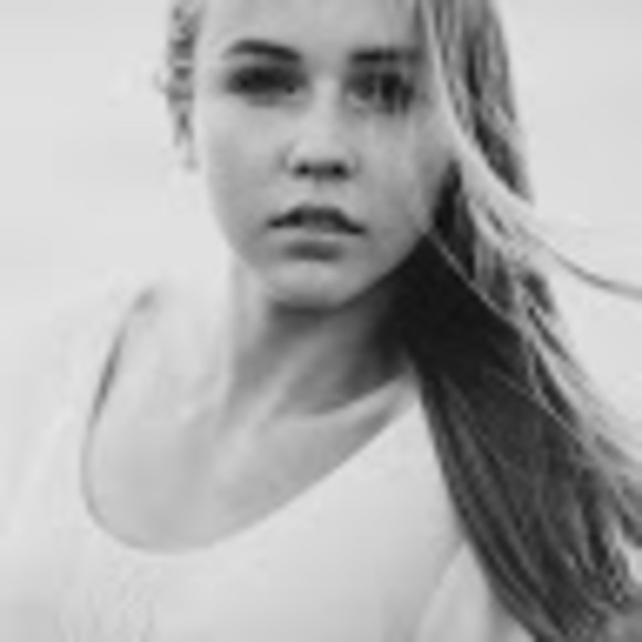 Sarah Hanly - Poshmark Profile Picture of Sarah Hanly (@ssarahhanly) on Poshmark