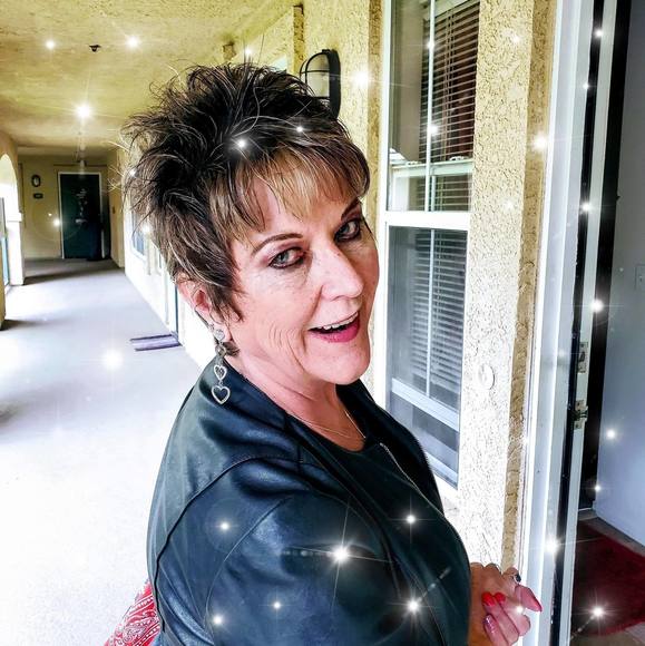 Profile Picture of Lyn Hesterlee (@hesterleelyn) on Poshmark