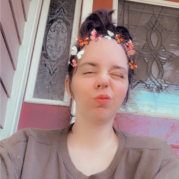 Profile Picture of Alyssa Smades (@venuscole) on Poshmark