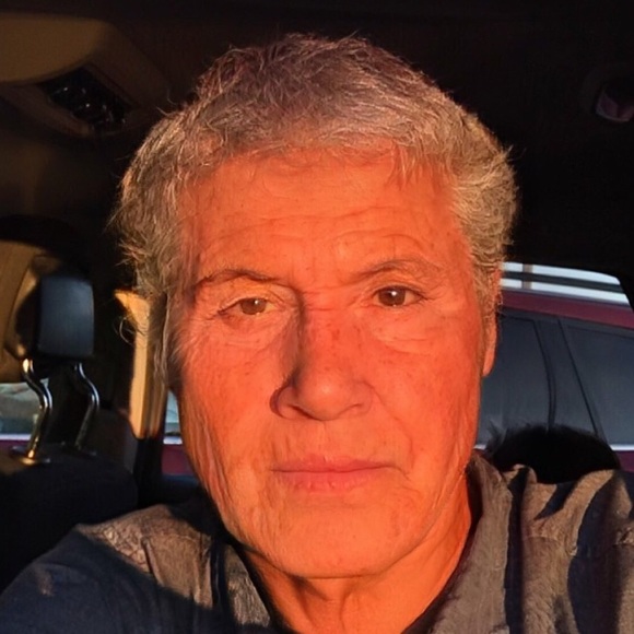 Profile Picture of Simon Parker (@simonpparker) on Poshmark