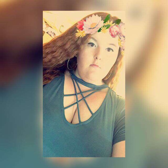 Profile Picture of Stacie Wicke (@stacielynn15) on Poshmark