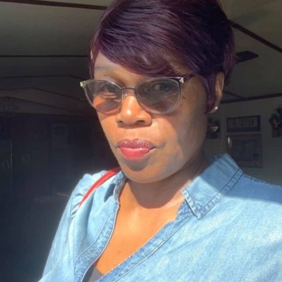 Profile Picture of Linda Worsley (@lindaworsley) on Poshmark