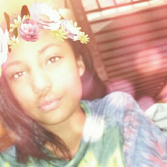 Profile Picture of Skyler Elshof (@skylerelshof) on Poshmark