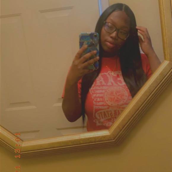 Profile Picture of Shakeria Bowens (@shakeriabowens) on Poshmark