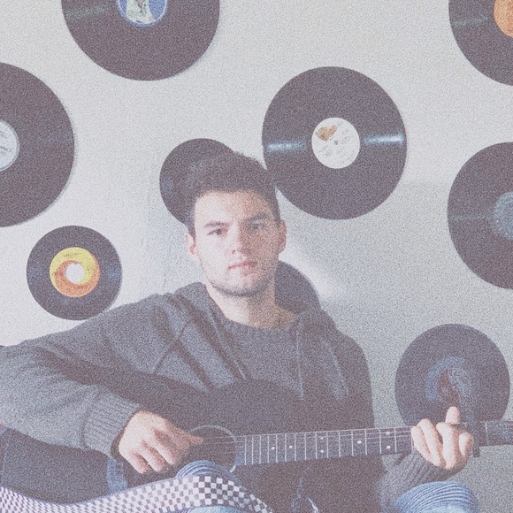 Profile Picture of Ben Savino (@bensavino) on Poshmark