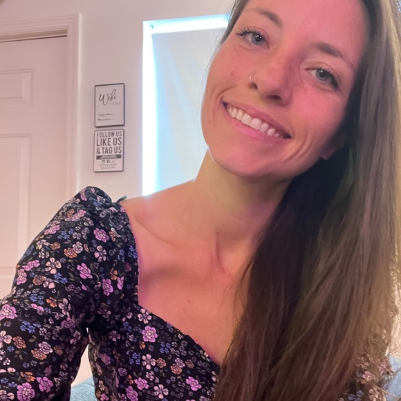 Profile Picture of Victoria Albertson (@victory5) on Poshmark
