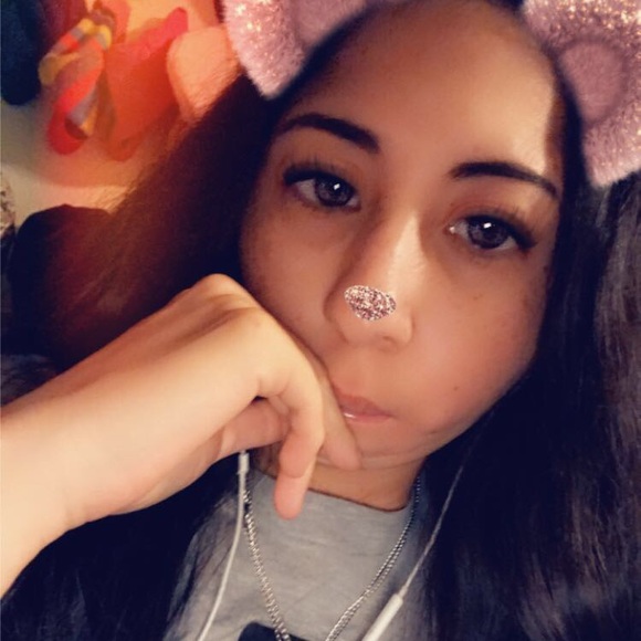 Profile Picture of Catherine Gonzalez (@catherinegon210) on Poshmark