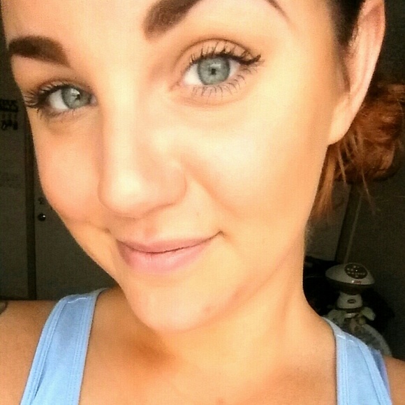 Samantha Adamisen - Poshmark Profile Picture of Samantha Adamisen (@sadamisen) on Poshmark